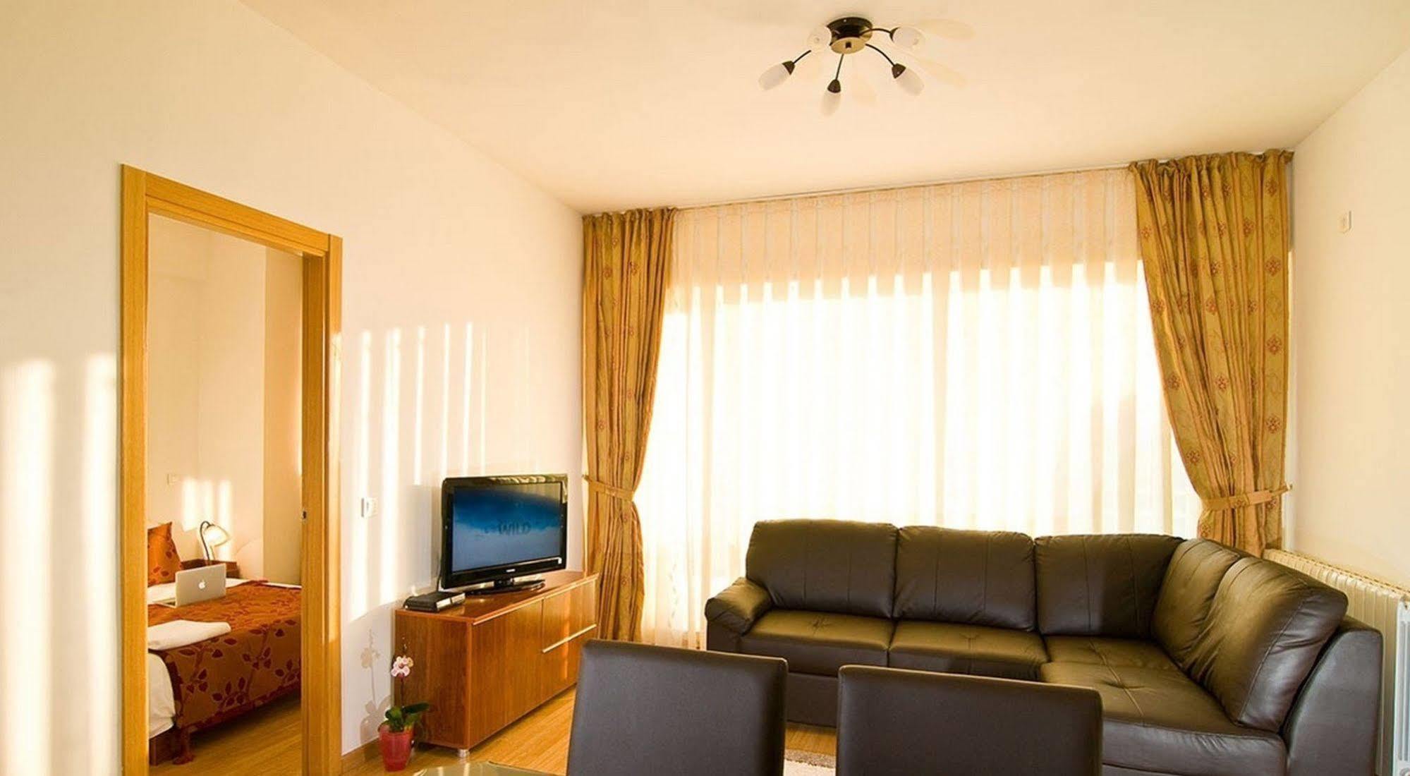 Red Hotel Accommodation Cluj-Napoca Exterior photo